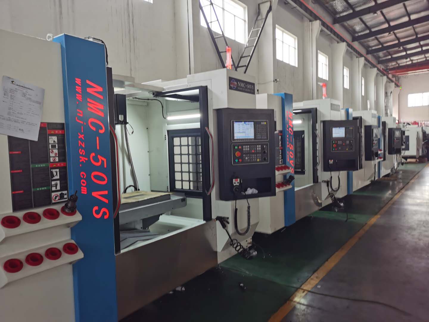 批量配置CA88HNC-808D系统的加工中心车间.jpg